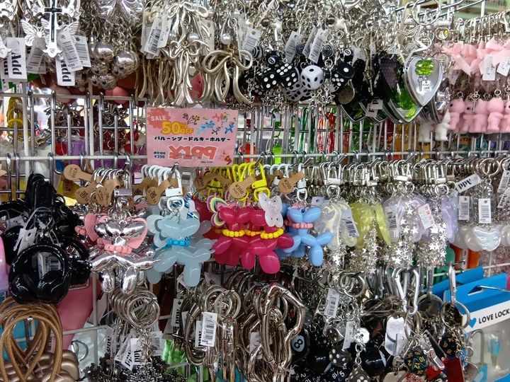 お友達がキーホルダーを探していて、私も一緒に見てまわっていたら、お買い得品が！