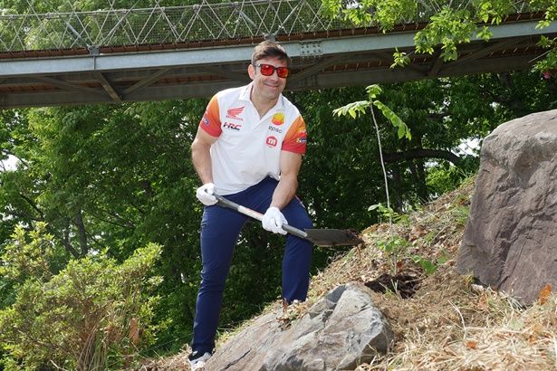 トライアル世界選手権。ライダー参加による植樹イベント