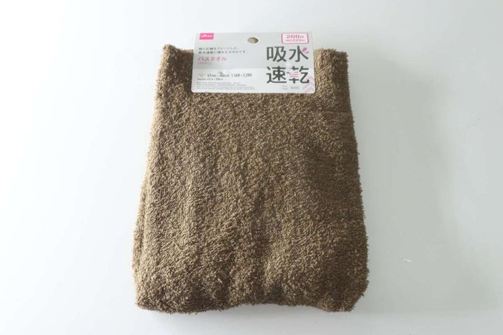 ブラウンの吸水速乾バスタオルがパッケージに入っている様子
