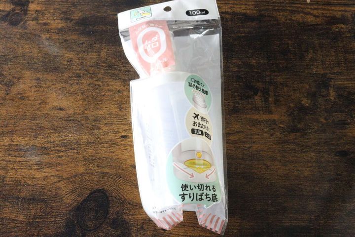 透明なパッケージに入ったセリアのムダゼロポンプボトル。
