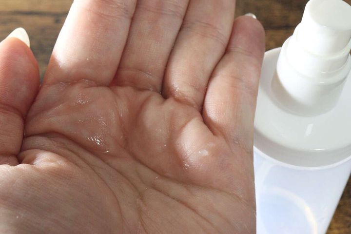 ムダゼロポンプボトルから手のひらに化粧水を出している。