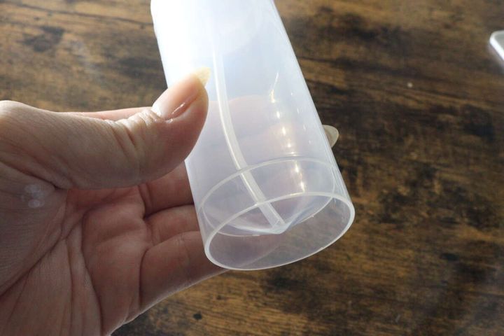 ムダゼロポンプボトルの底がすりばち状になっている様子を指で示している。