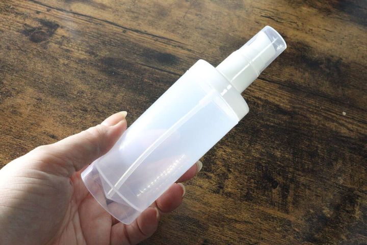 女性が半透明のムダゼロポンプボトルを手に持っている。