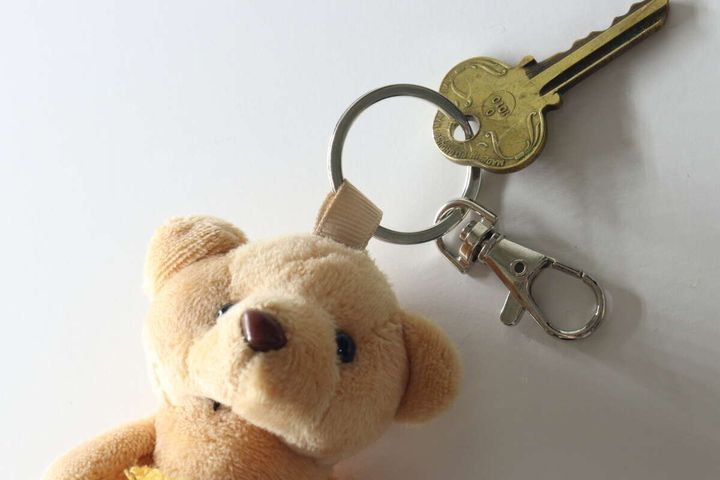 エビフライくまキーホルダーにアンティーク調の鍵が付けられた様子