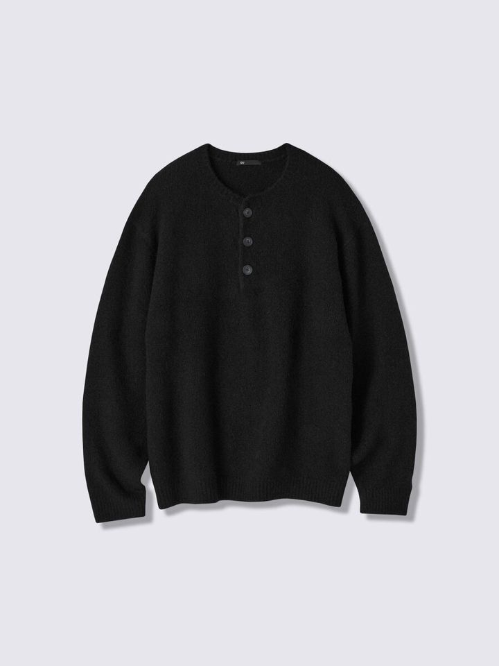 黒色のヘンリーネックセーターを平置きにした俯瞰