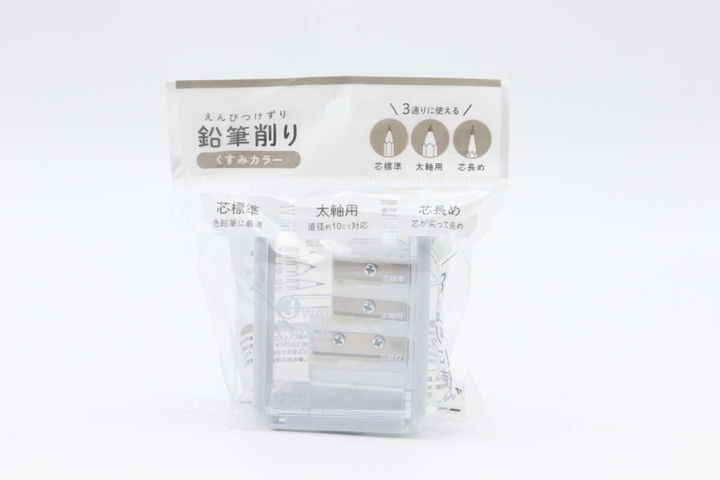 ダイソーの鉛筆削りくすみカラーのパッケージ全体