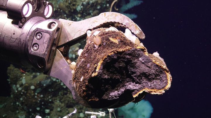深海で採取された岩が実験室の中で自然発火した