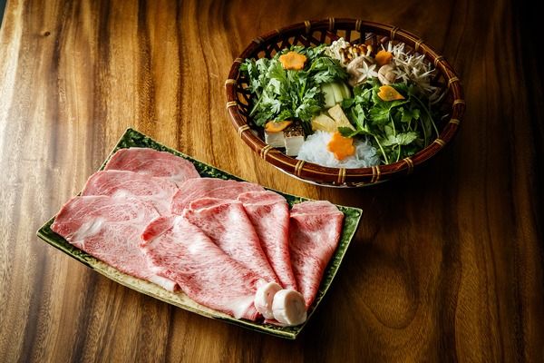 黄綬褒章の匠の技が光る「銀座Okubo」。水槽から捌く活海老やふかひれ天ぷら、A5和牛すき焼き