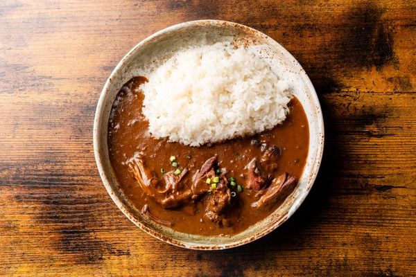 「和牛ホルモンWAIGAYA 新宿三丁目本店」、神田カレーグランプリ2025優勝店監修の牛すじカレーを、対象商品注文でおかわり自由にて提供！ランチタイム限定