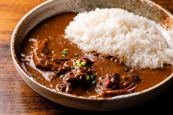「和牛ホルモンWAIGAYA 新宿三丁目本店」、神田カレーグランプリ2025優勝店監修の牛すじカレーを、対象商品注文でおかわり自由にて提供！ランチタイム限定