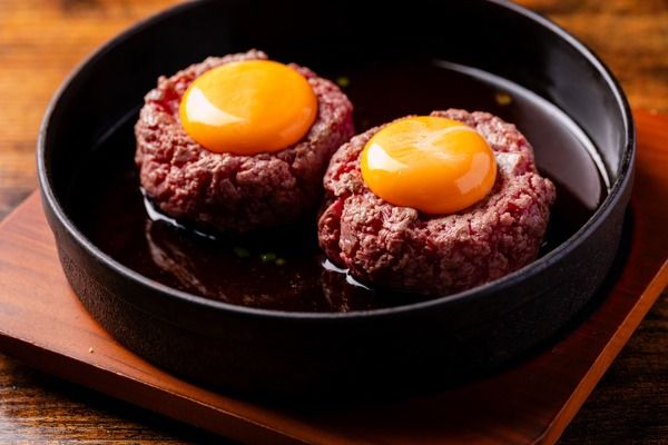 「和牛ホルモンWAIGAYA 新宿三丁目本店」、神田カレーグランプリ2025優勝店監修の牛すじカレーを、対象商品注文でおかわり自由にて提供！ランチタイム限定