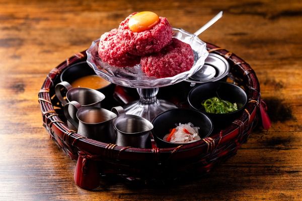 「和牛ホルモンWAIGAYA 新宿三丁目本店」、神田カレーグランプリ2025優勝店監修の牛すじカレーを、対象商品注文でおかわり自由にて提供！ランチタイム限定