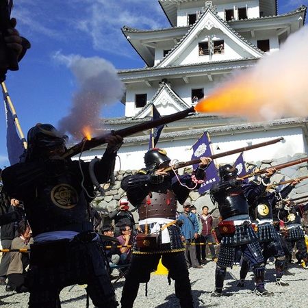岐阜の郡上八幡城が舞台、「郡上八幡城もみじまつり2026」開幕！夜間特別開城やライトアップを楽しもう