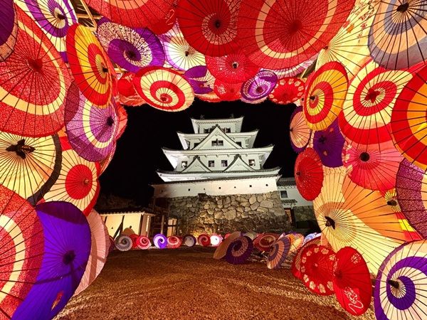 岐阜の郡上八幡城が舞台、「郡上八幡城もみじまつり2026」開幕！夜間特別開城やライトアップを楽しもう