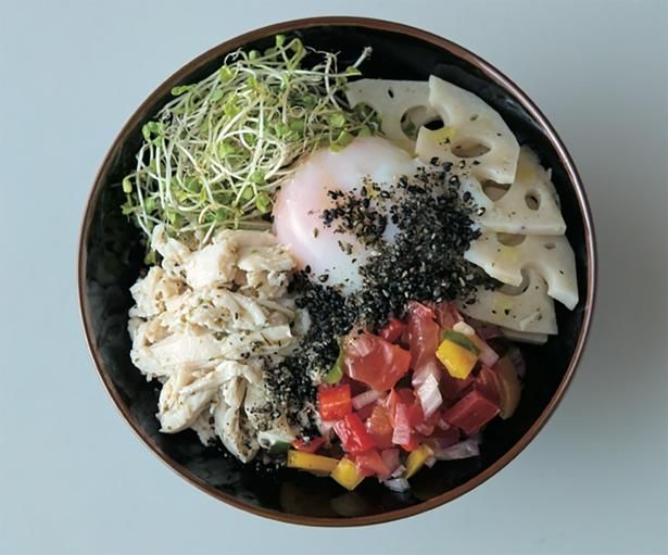 主菜＋副菜＋卵をのっけるだけ！「抗酸化朝ごはん」 （C）Mami／KADOKAWA