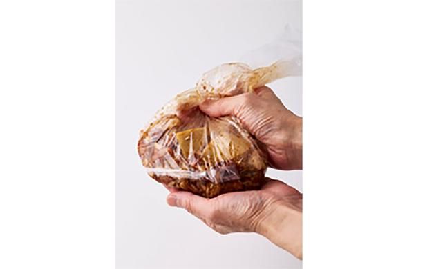 オイスターソースの下味をもみ込んでおくと、味にメリハリがつく （C）ユウキ食品の西島さん、よねくらりょう／KADOKAWA