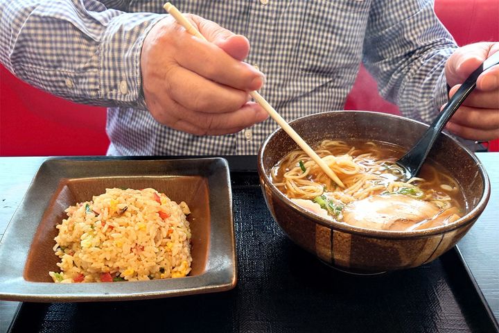 ラーメンに炒飯を浸す。アリ？