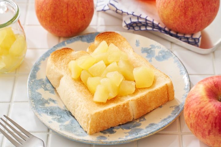 りんごのコンポートをトーストに乗せる