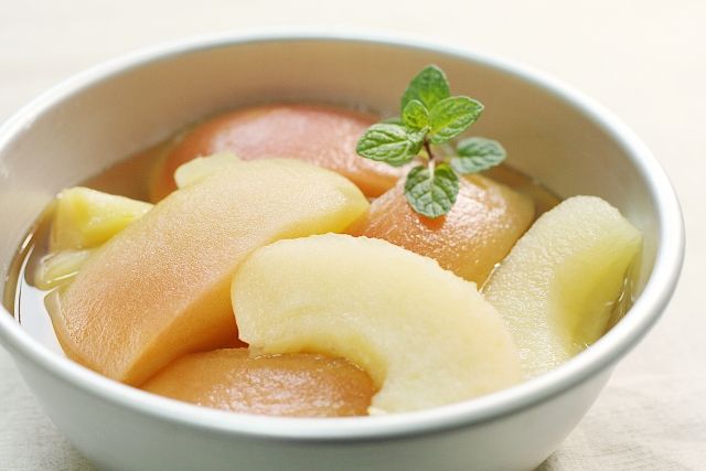お皿に出したりんごのコンポート