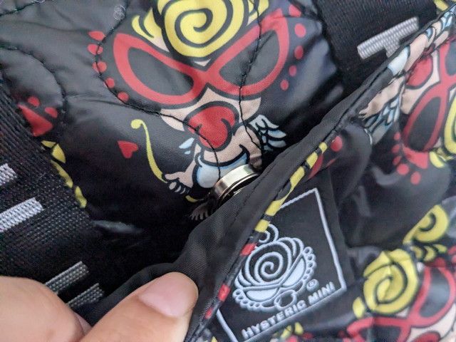 マグネットボタン付きの外ポケットのアップ