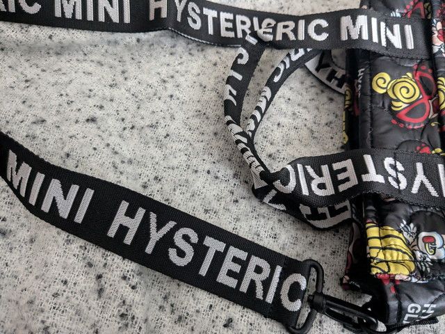 HYSTERIC MINIのロゴ入りショルダーストラップのアップ