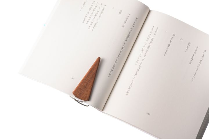 〈Syuro〉のしおり。立体に広がるしおりがしっかりとページを開いてくれる様子