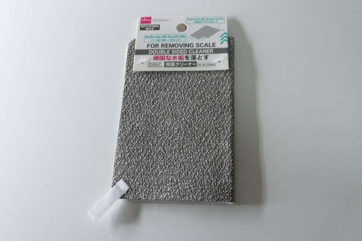 ダイソーの「頑固な水垢用両面クリーナー」パッケージと商品本体