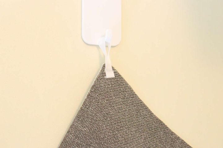 ループ付きのクリーナーを壁のフックに吊るして収納している