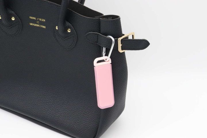 黒いバッグの金具にカラビナで取り付けられたミラー