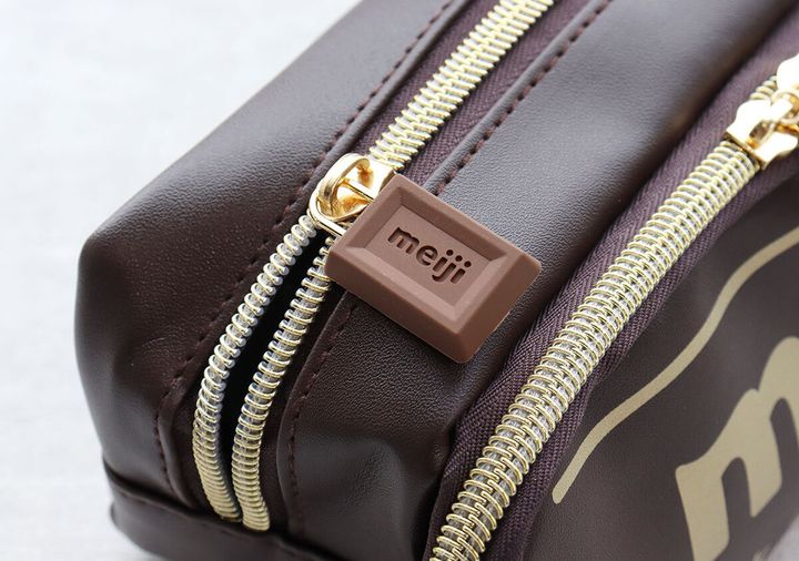 ポーチのファスナーに付いたチョコレート型引き手