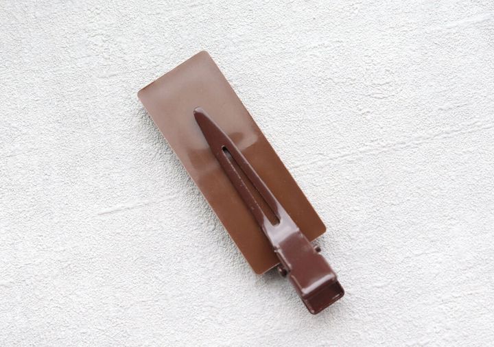 チョコレート型クリップの裏側。髪留めや書類クリップとして使える