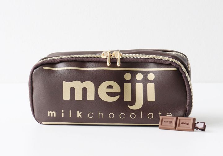 明治ミルクチョコレートデザインのポーチとクリップが並べられている