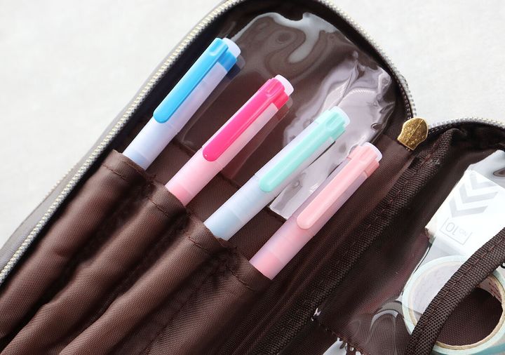 ポーチの1層目ポケットにカラフルなペンが4本収納されている