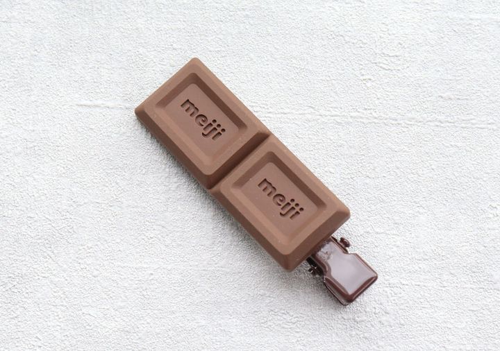 明治ミルクチョコレートの板チョコが2つ連なったデザインのクリップ