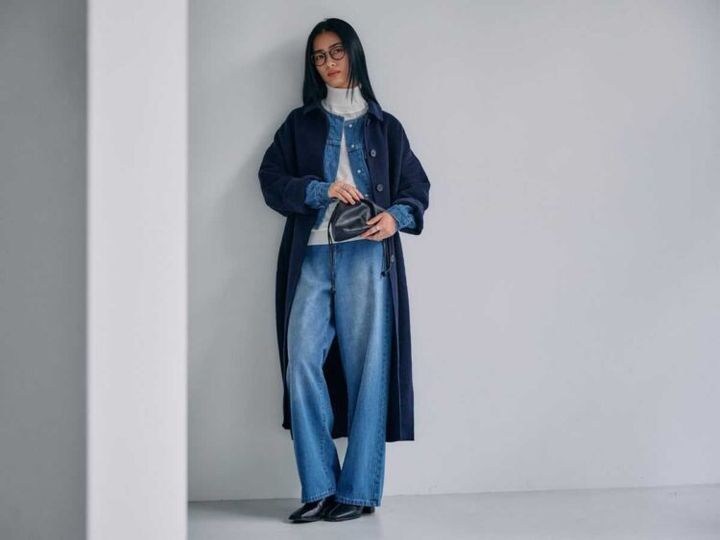 for/c p.mのロングコートをデニムのセットアップに重ねた着用例