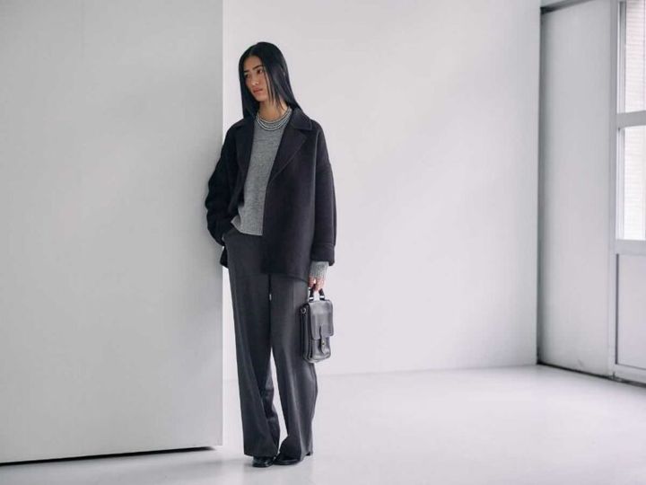 for/c p.mのミドルコートにパンツとアクセサリーを合わせた着用例