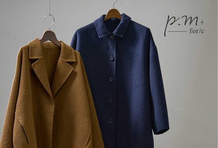for/c p.mのミドルコートとロングコートをハンガーに掛けたビジュアル
