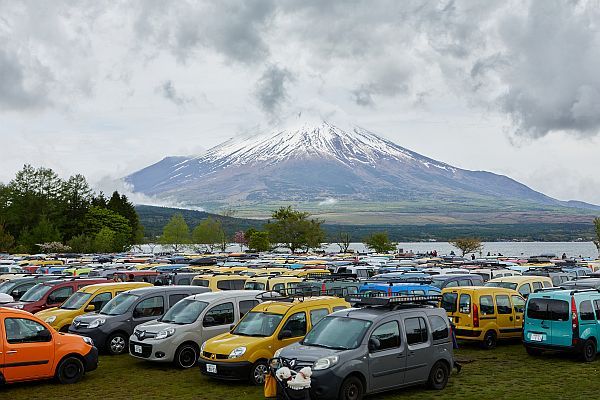 山梨県「山中湖交流プラザ きらら」で「ルノー カングー ジャンボリー2026」開催！ライブやグルメ、蚤の市も