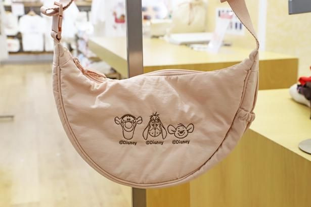 2026年9月28日から新登場した「くまのプーさん」の刺しゅう(1カ所1000円)。「ラウンドミニショルダーバッグ」に好きなキャラクターを刺しゅうするのもおすすめ