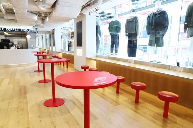 33席を有するユニクロ 新宿本店「UNIQLO COFFEE」のイートインスペース