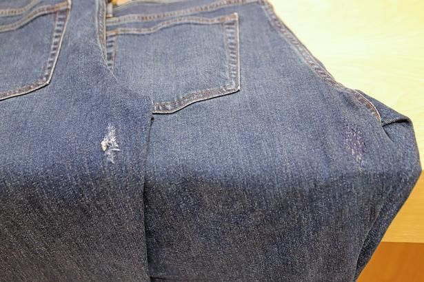 「RE.UNIQLO STUDIO」ではリペアサービスも各種提供。こちらは股ずれで破れてしまったジーンズ(写真左)のビフォーアフターイメージ。リペア価格は1500円(直径5センチ以内)。一部店舗ではまた、一部店舗では服に幾何学模様の刺繍を施すことで、補修する「刺し子」(1000円～)サービスも