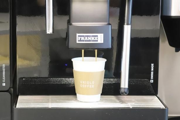 こだわりのコーヒーをリーズナブルな価格で提供。スリーブやアイスドリンクのカップには「UNIQLO COFFEE」のロゴがデザインされている