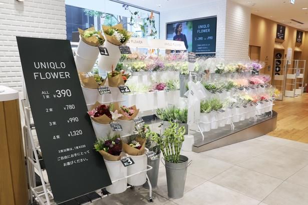 ユニクロ 新宿本店の1階に展開されている「UNIQLO FLOWER」。カウンター横の目立つ場所に、価格がわかりやすく表示されている