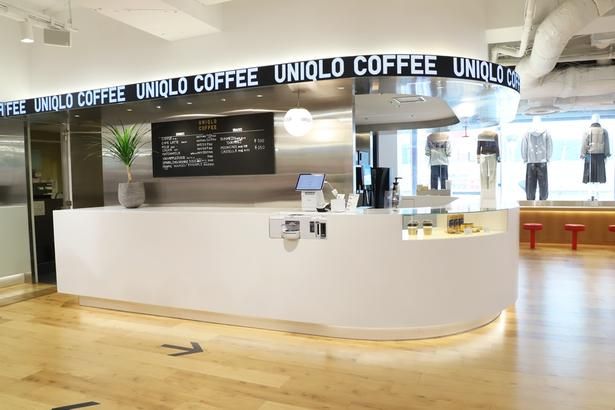 ユニクロ 新宿本店の2階にある「UNIQLO COFFEE」。カウンター上の黒板にメニューが書かれている