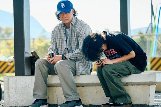 『mentor』で埜本(綾野剛)を「メンター」としてあがめていく龍之介 ︎[c]『mentor』製作委員会