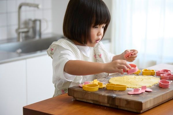 子どもサイズの調理道具5種セット発売！2歳頃の“自分でやりたい”を叶える