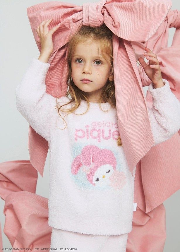 キッズサイズの「【gelato pique】KIDSベビモコジャガードプルオーバー」(7480円)と「【gelato pique】KIDSベビモコジャガードロングパンツ」(7480円) (C)2026 SANRIO CO., LTD. APPROVAL NO. 664297