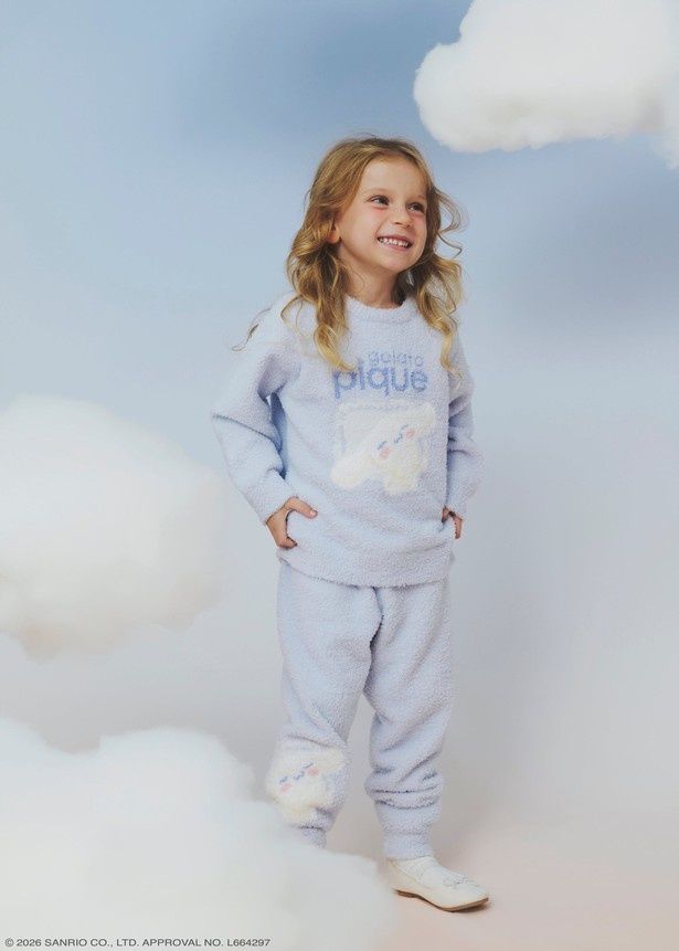 90・110サイズで展開される「【gelato pique】KIDSベビモコジャガードプルオーバー」(7480円)と「【gelato pique】KIDSベビモコジャガードロングパンツ」(7480円) (C)2026 SANRIO CO., LTD. APPROVAL NO. 664297