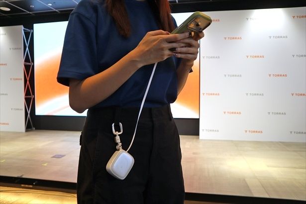 ベルトリングなどにカラビナを取り付ければ両手をフリーにして充電が可能だ