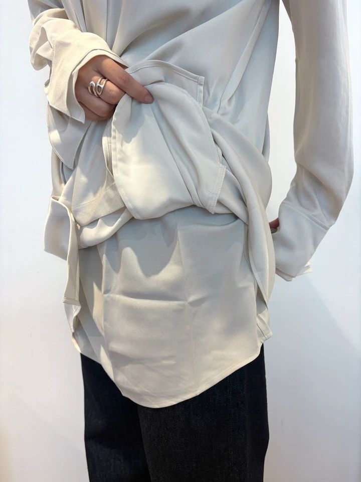 シャツワンピース￥4990・ラムVネックショートカーディガン￥4990／UNIQLO and JW ANDERSON（ユニクロ）